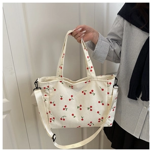 Détail du sac cabas en velours côtelé avec motifs cerises et bandoulière réglable
