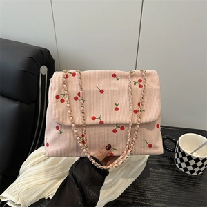 Sac bandoulière en velours côtelé rose avec motifs cerises et chaîne dorée