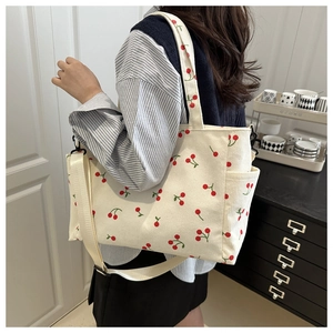Détails du sac fourre-tout en velours côtelé crème avec motif cerise et poche