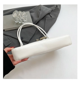 Détail du sac à bandoulière en similicuir blanc avec un fermoir en métal argenté élégant