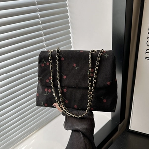 Sac bandoulière en velours côtelé noir à motif cerises et bandoulière chaîne dorée