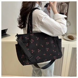 Détail du sac fourre-tout en velours côtelé à motif cerise avec grande capacité et poches