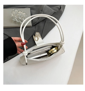 Vue de dessus d'un sac sous le bras en PU blanc montrant la capacité intérieure
