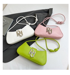 Trois sacs à bandoulière demi-lune en cuir PU blanc, rose et vert avec boucles en métal