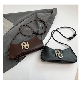 Détail de sacs sous le bras en similicuir marron et noir avec bandoulières nouées