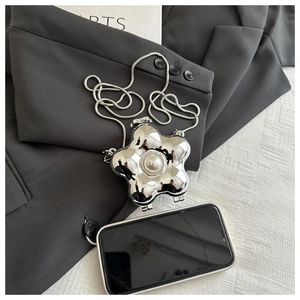 Nahaufnahme der Mini-Blumentasche in Silber mit Perle und Handy zum Größenvergleich