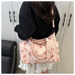 Sac cabas en velours côtelé rose avec motif cerises et bandoulière pour le quotidien