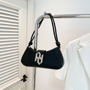 Sac sous le bras minimaliste en cuir PU noir avec boucle argentée sur cintre