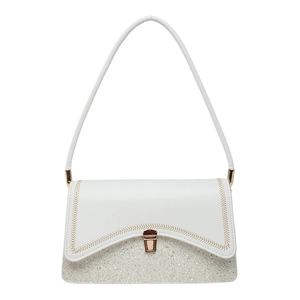 Sac à bandoulière blanc et argenté à paillettes avec rabat en V et boucle dorée sur blanc