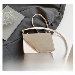 Détail du sac à main en patchwork de cuir et tissu avec garnitures en métal doré
