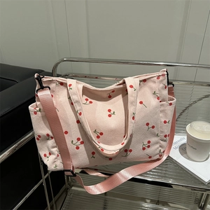 Sac fourre-tout rose en velours côtelé avec imprimé cerise rouge et bandoulière