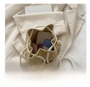 Detail der beige geflochtenen Strohtasche mit Innenkapazität für den täglichen Bedarf