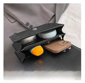 Vue intérieure du sac bandoulière matelassé noir montrant le rangement des accessoires