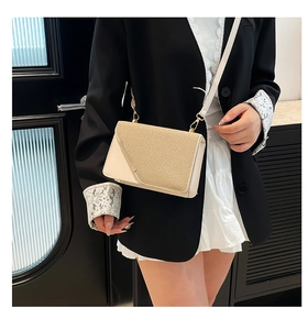 Détail du sac beige montrant la texture tissée et le patchwork de cuir lisse