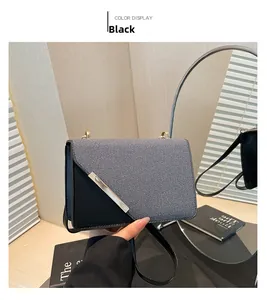 Détail du sac bandoulière en tissu gris et cuir noir avec garniture en métal doré