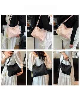 Vues détaillées du sac brodé de fleurs avec pompons stylés et poignées en corde