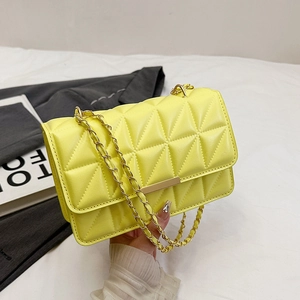 Minimalist yellow crossbody bag with triangular quilting and golden chain strap