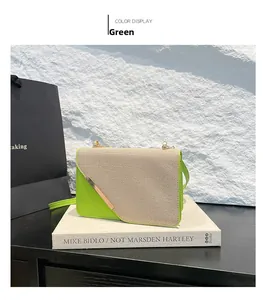Détail du sac bandoulière en toile avec rabat vert et garniture métallique dorée