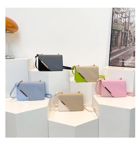 Détail des sacs bandoulière à texture tissée avec boucle métallique en cinq couleurs pastel