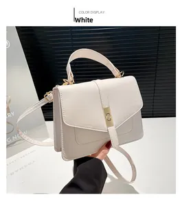 Detalle de bolso bandolera blanco en cuero sintético con cierre metálico y asa superior