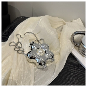 Detailansicht der blumenförmigen silbernen Minitasche aus Metall mit Perle und Kette