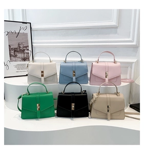 Seis bolsos trapezoidales en varios colores con cierres giratorios dorados y asa