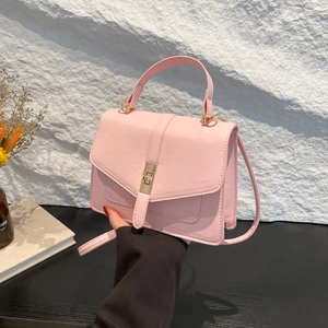 Elegante bolso bandolera de cuero rosa pálido con asa superior y cierre de metal oro