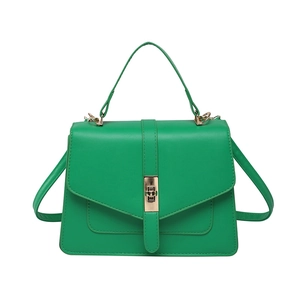 Bolso de mano elegante en cuero verde brillante con cierre dorado y correa ajustable