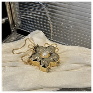 Mini-Blumenclutch mit silbernem Spiegeleffekt und eleganter Perle in der Mitte