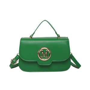 Sac à main chic en cuir vert pour femme avec logo M doré et poignée élégante