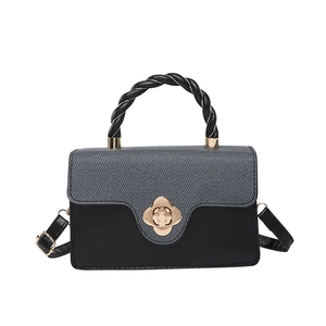 Sac à main bicolore chic avec rabat gris texturé et fermoir fleur dorée élégant