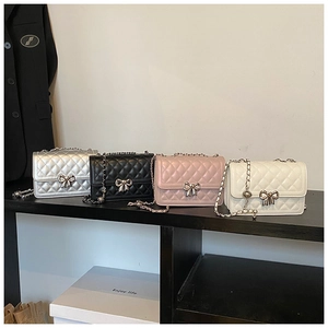 Comparaison détaillée de quatre sacs matelassés avec boucles noeud et bandoulières chaîne