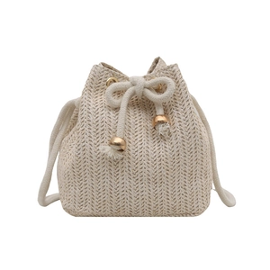 Schicke beige geflochtene Stroh-Beuteltasche mit Kordelzug und weichem Baumwoll-Schultergurt