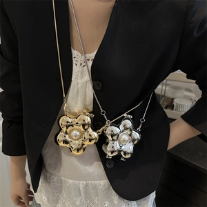 Kleine blumenförmige Metall-Umhängetasche mit Perle und Schlangenkette in Gold und Silber