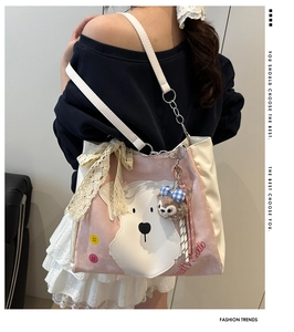 Detailansicht der rosa-weißen Beuteltasche mit Hunde-Print und Spitzen-Schleife