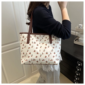 Détail du grand sac cabas avec imprimé cerise et anses en cuir marron pour femmes