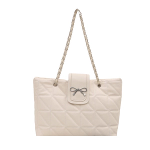 Sac cabas beige matelassé avec nœud en métal et bandoulière chaîne mode 2025