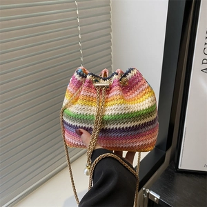 Sac seau tissé à rayures arc-en-ciel avec chaîne dorée et pendentif en perle