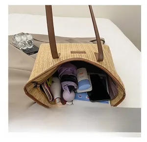 Vue intérieure montrant la grande capacité et l'espace de rangement du sac fourre-tout
