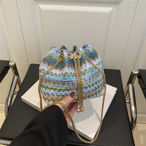 Sac seau tissé à motifs de vagues avec chaîne dorée et breloques en perles