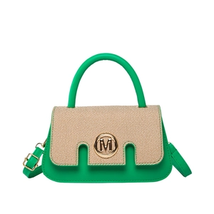 Borsa a tracolla verde in pelle e paglia con logo M dorato e manico su sfondo bianco