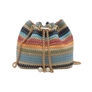 Sac seau tissé à rayures colorées avec chaîne dorée et cordon de serrage perlé
