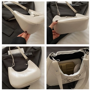 Détails du sac hobo croissant crème avec boucle papillon argentée et vue de l'intérieur