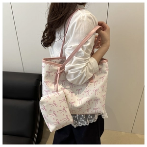 Détail du cabas blanc à motif nœuds roses et son petit porte-monnaie assorti