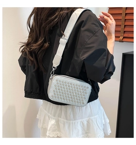 Détail du sac bandoulière argenté avec rivets métalliques et large bandoulière tendance