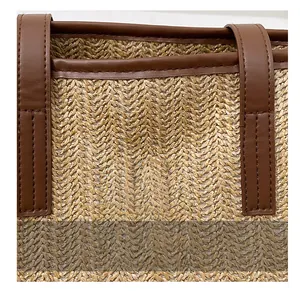 Détail du tissage en paille chevrons et poignée en cuir marron avec étiquette logo