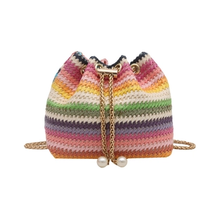 Sac seau en paille à rayures colorées avec chaîne dorée et perles pour la plage d'été