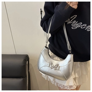 Sac hobo argenté avec boucle papillon en métal et bandoulière réglable pour femme