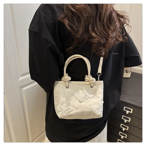 Détails de broderie de papillons 3D sur un sac seau blanc crème avec bandoulière