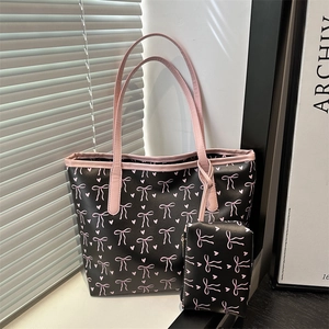 Grand cabas noir imprimé nœuds roses avec pochette assortie pour un style élégant